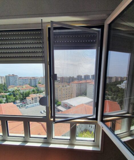 İçe açılır sineklik, özellikle dışa açılmayan pencere ve kapılarda kullanılan, iç mekan konforunu bozmadan sinek ve haşerelere karşı etkili koruma sağlayan bir sistemdir. Menteşe yardımıyla içe doğru açılan bu model, hem pratik hem de temizlik açısından kullanıcı dostudur.