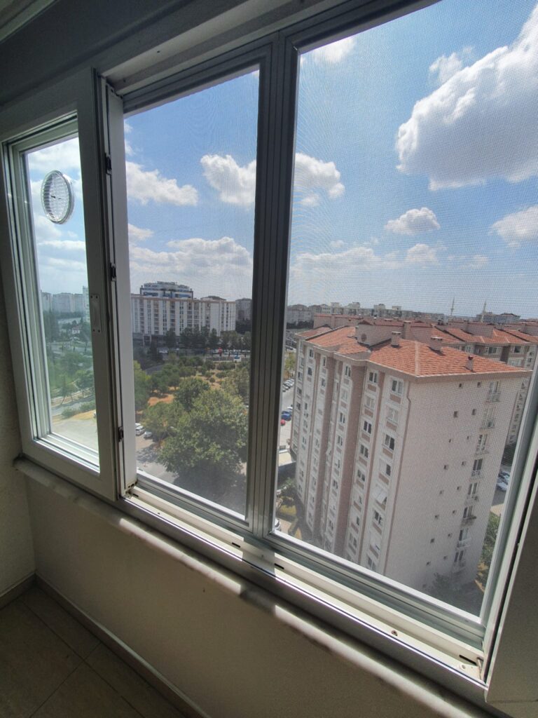 Sürme sineklik - raylı sistem, balkon ve pencere için pratik sineklik modeli