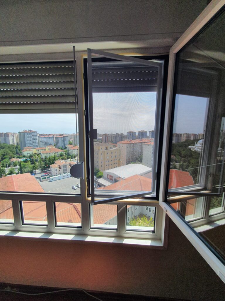 İçe açılır sineklik - pratik kullanımlı, dayanıklı pencere ve kapı sinekliği modeli